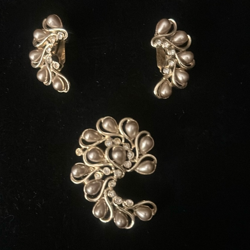 Elegant set in silver a great toned pearls